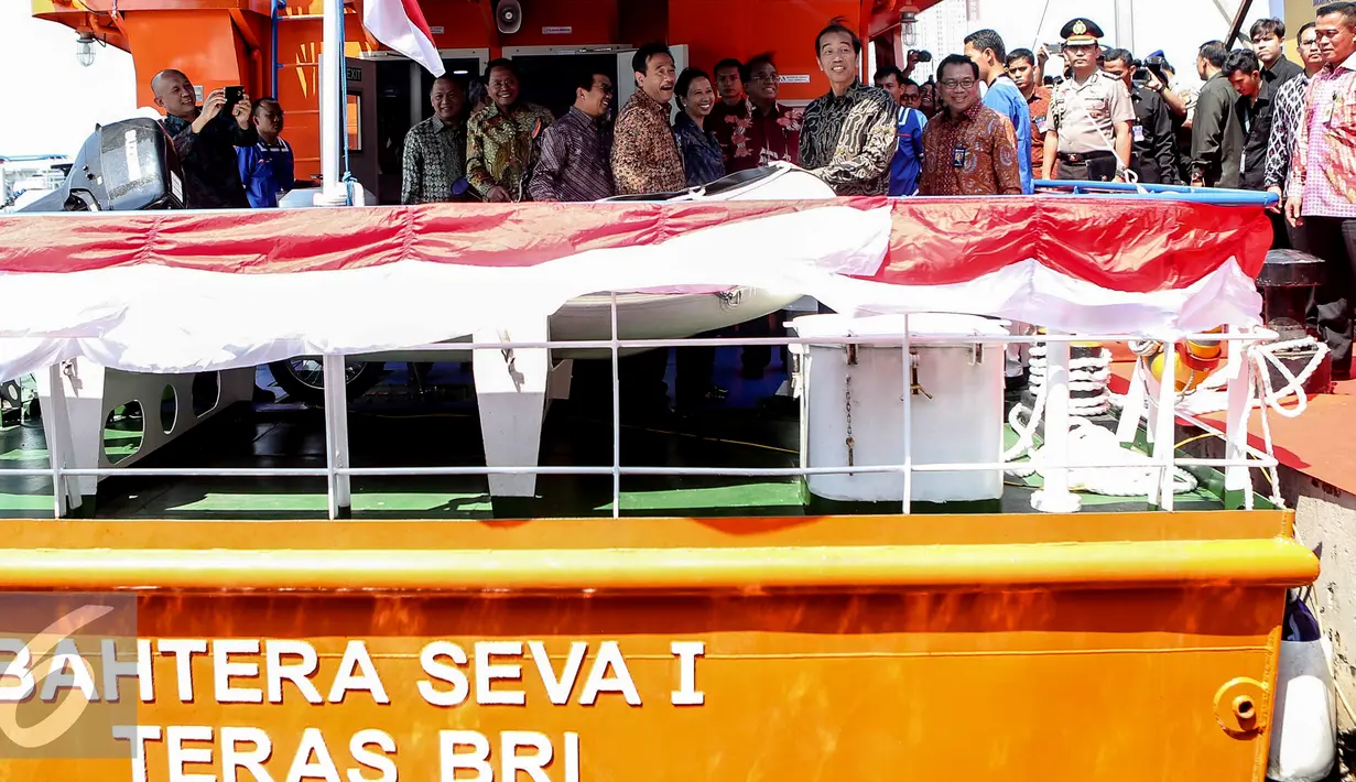 Presiden Joko Widodo bersama sejumlah pejabat mencoba Teras BRI Kapal usai meresmikan peluncuran kapal tersebut di Muara Angke, Jakarta, Selasa (4/8/2015). Teras BRI Kapal untuk menjangkau masyarakat pesisir Kepulauan. (Liputan6.com/Faizal Fanani)
