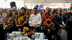 Menteri Lingkungan Hidup dan Kehutanan, Siti Nurbaya bersama Mendagri, Tjahjo Kumolo saat menghadiri acara peringatan Hari Air Dunia ke XXIII tahun 2015 di Taman Kota Waduk Pluit, Jakarta, Sabtu (9/5/2015). (Liputan6.com/Andrian M Tunay)