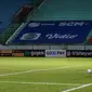 Persib Bandung mengalahkan pemuncak klasemen sementara Bhayangkara FC 2-0 dalam laga pekan ke-7 BRI Liga 1, Sabtu (16/10/2021). Kiper Persib, Teja Paku Alam tampil apik dengan mementahkan eksekusi penalti Ezechiel Ndouassel, mantan striker Maung Bandung. (Bola.com/Bagaskara Lazuardi)