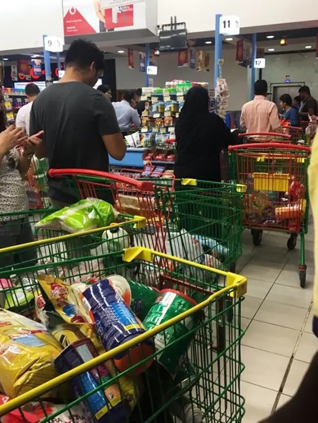 20170605-Warga Qatar Borong Makanan Sebelum Perbatasan Arab Saudi Ditutup-AP