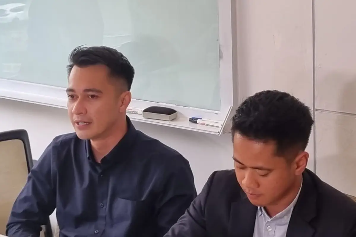 Eza Gionino dan pengacaranya. (M Altaf Jauhar/ Liputan6.com)