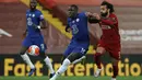 Gelandang Liverpool, Mohamed Salah, berebut bola dengan bek Chelsea, Kurt Zouma, pada laga lanjutan Premier League pekan ke-37 di Stadion Anfield, Kamis (23/7/2020) dini hari WIB. Liverpool menang 5-3 atas Chelsea. (AFP/Phil Noble/pool)