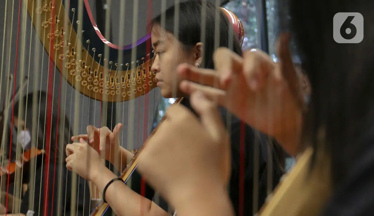 Sejumlah remaja berlatih orchestra untuk persiapan penampilan konser A Night of Light di Gripastudio, Jakarta, Sabtu (4/11/2023). (Liputan6.com/Herman Zakharia)