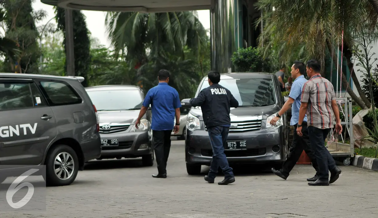 Petugas kepolisian terlihat di sekitar Apartemen Parama, Cilandak, Jakarta, Selasa (16/8). Apartemen itu telah disegel sejak tanggal 14 Maret 2016 karena tidak memiliki Sertifikat Layak Fungsi (SLF). (Liputan6.com/Gempur M Surya)