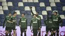 Penyerang Sassuolo, Domenico Berardi (kelima kiri) berselebrasi dengan rekan-rekannya usai mencetak gol ke gawang Benevento pada pertandingan lanjutan Liga Serie A Italia di Stadion Mapei di Reggio Emilia, Italia, Sabtu (12/12/2020). Sassuolo menang tipis atas Benevento 1-0. (Massimo Paolone/LaPress