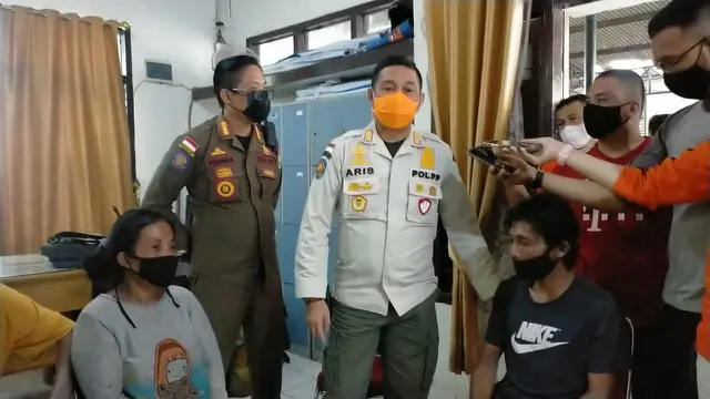 Kabur Saat Ditertibkan, Manusia Silver Terjun ke Anak Sungai di Palembang