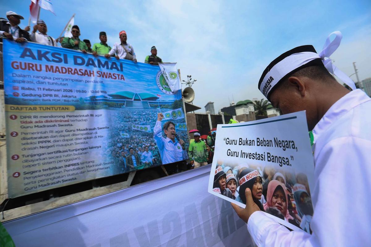 FOTO: Aksi Guru Madrasah Swasta di Depan Gedung DPR