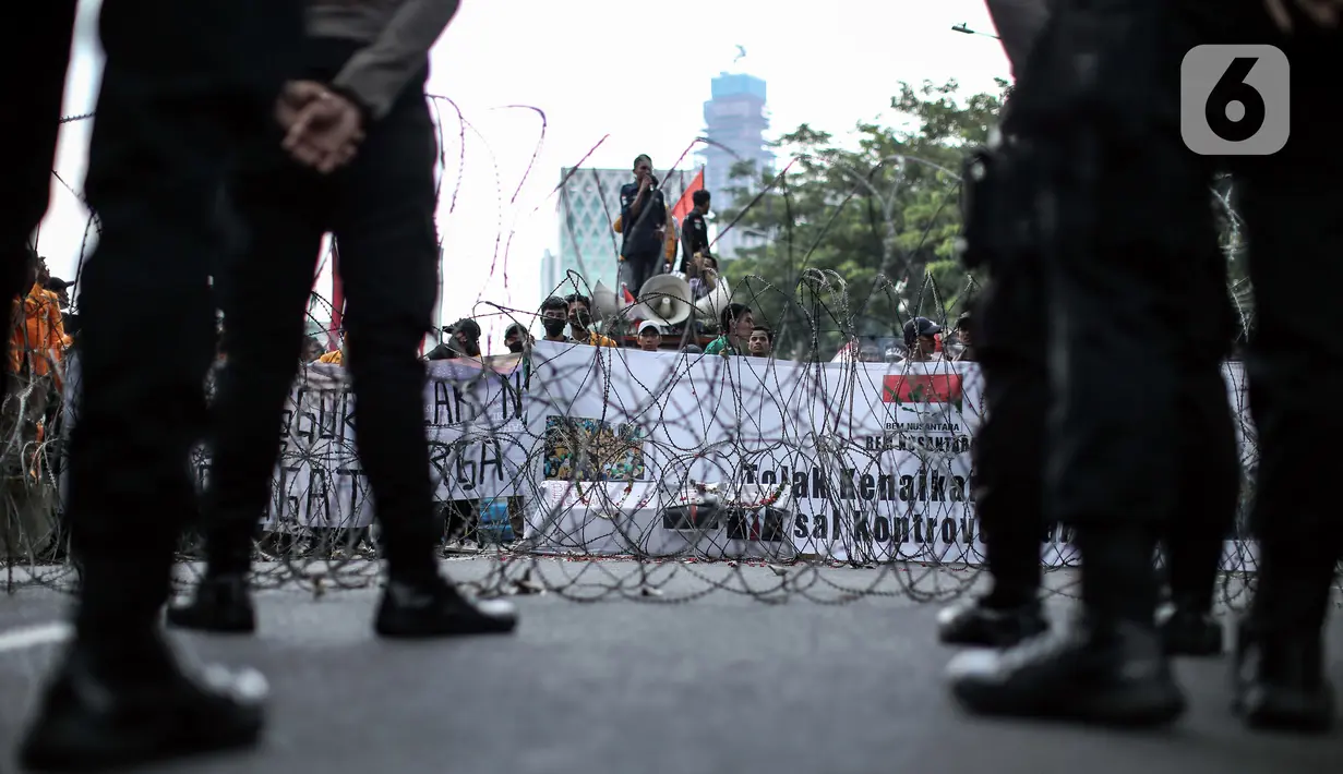 Massa yang tergabung dalam BEM Nusantara melakukan orasi saat menggelar aksi di kawasan Patung Kuda, Jakarta, Kamis (1/9/2022). Dalam aksinya mereka menolak naiknya harga BBM yang dinilai merugikan rakyat kecil. (Liputan6.com/Faizal Fanani)