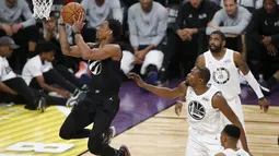 Aksi DeMar Derozan (kiri) mencetak poin saat di adang Kevin Durant pada laga NBA All-Star basketball game di Los Angeles, (18/2/2018). Tim LeBron menang 148-145. (AP Photo/Alex Gallardo)