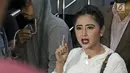 Pedangdut Dewi Persik menjawab pertanyaan awak media seusai membuat laporan di Polda Metro Jaya, Jakarta, Senin (4/12). Dewi Persik melapor balik petugas TransJakarta, Harry Maulana Saputra atas pencemaran nama baik. (Liputan6.com/Herman Zakharia)