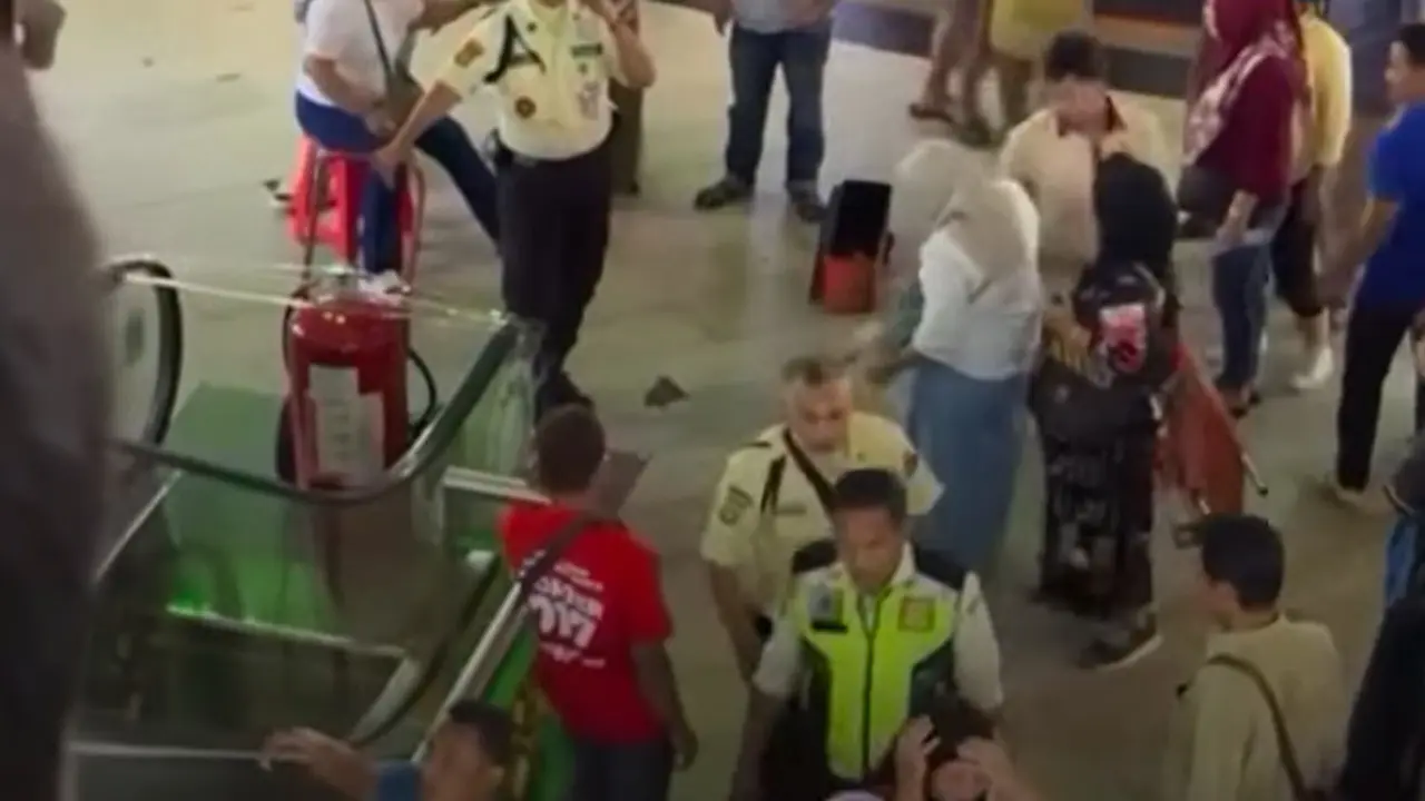 Pengunjung Pasar Tanah Abang Blok B, Jakarta Pusat, sempat dibuat panik setelah salah satu unit eskalator di area tersebut mendadak berhenti berfungsi. Kondisi itu terjadi saat keadaan sedang ramai. (Istimewa)