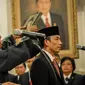 Presiden Joko Widodo (Jokowi) melantik Ignasius Jonan sebagai Menteri Energi dan Sumber Daya Mineral (ESDM), sementara Arcandra Tahar sebagai Wakil Menteri ESDM di Istana Negara, Jakarta, Jumat (14/10). (Liputan6.com/Faizal Fanani)