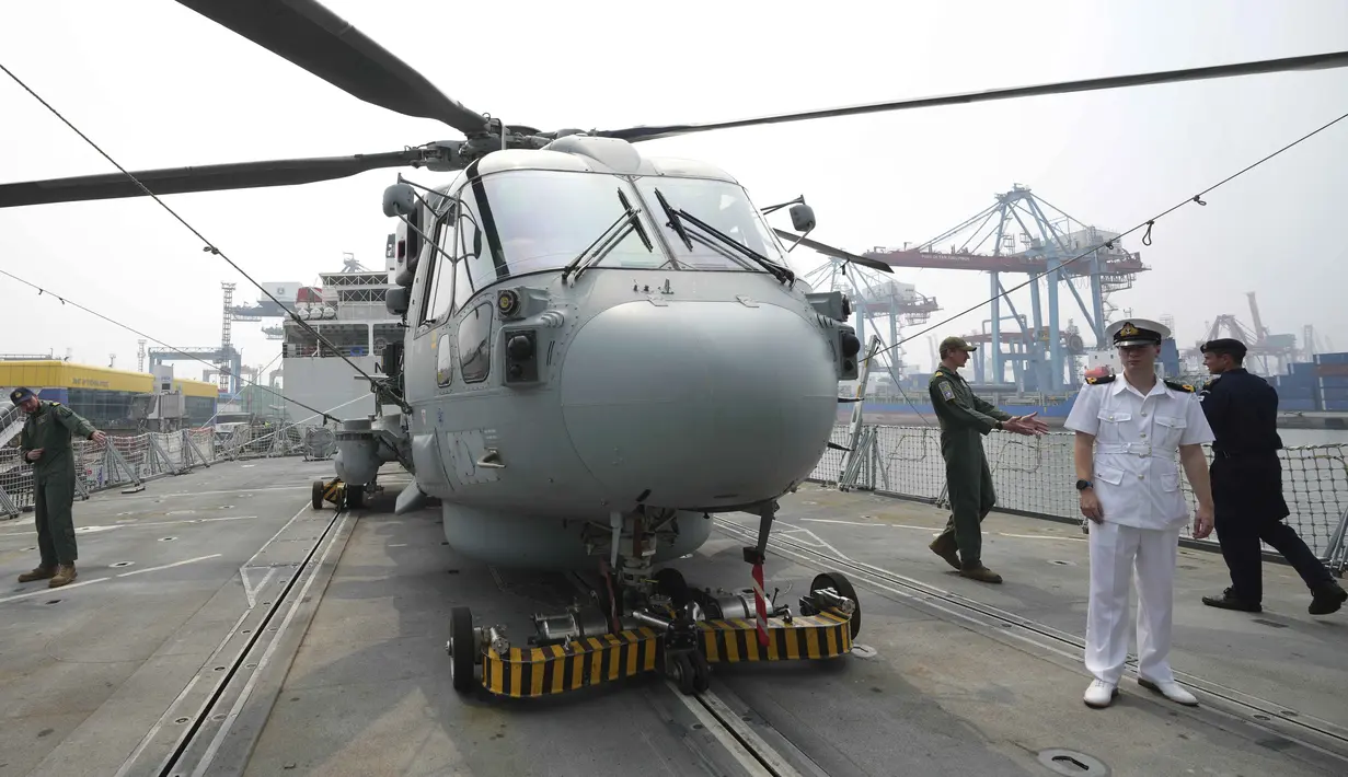 Untuk diketahui, kapal HMS Richmond merupakan bagian dari armada pendamping HMS Prince of Wales, kapal induk Angkatan Laut Kerajaan Inggris. (AP/Tatan Syuflana)