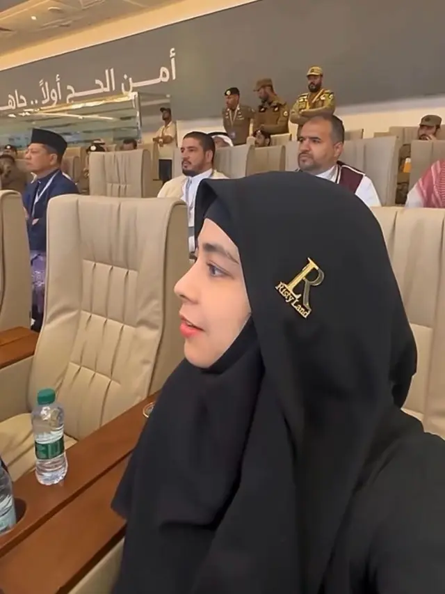 6 Beda Gaya Wirda Mansur dan Risty Tagor yang Sama-sama Naik Haji Jalur Influencer, Undangan dari Raja Arab Saudi