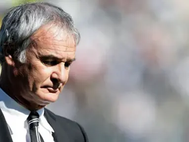 Juventus's coach Claudio Ranieri reacts during his team's Italian Serie A football match against Palermo on October 5, 2008 at the Olympic Stadium in Turin. Palermo defeated Juventus 2-1. AFP PHOTO / Emilio Andreoli