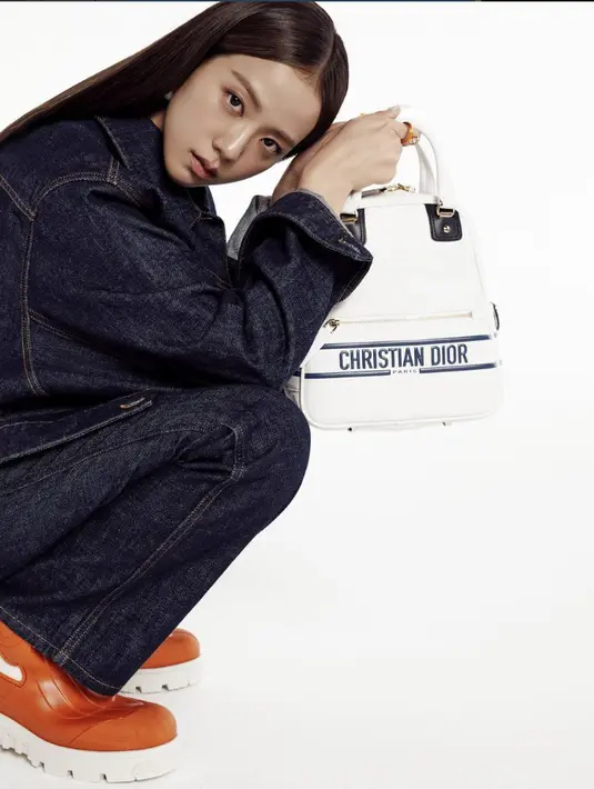 Paduan denim on denim juga bisa memberikan kesan chic yang menjanjikan. Tambahkan nuansa warna bright untuk sempurnakan gaya. [Foto: Instagram/ Sooyaaa_]