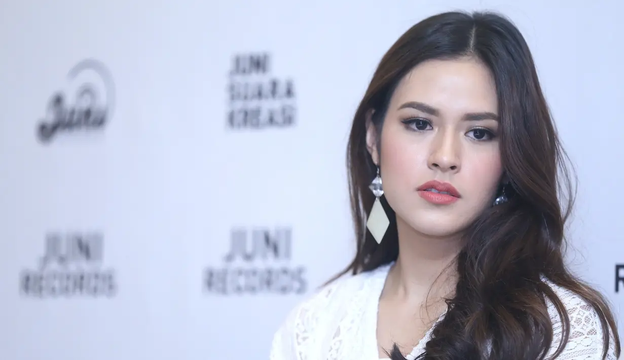 Lagu baru yang belum lama dirilis itu menceritakan kerinduannya terhadap perempuan yang telah melahirkan selama ini. Menurutnya, lagu ini berbeda dengan lagu-lagu dengan tema sama. (Nurwahyunan/Bintang.com)