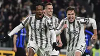 Juventus akhirnya memecah kebuntuan di menit ke-83. Mendapat bola liar, Juan Guadrado melepaskan tendangan kaki kanan untuk menaklukkan kiper Handanovic. (Marco Alpozzi/LaPresse via AP)
