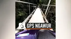 thumbnail kurir naik ke jembatan gantung karena ngikutin gps