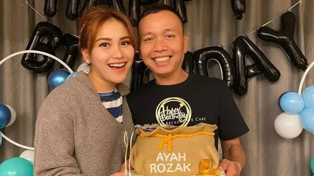 7 Potret Kedekatan Penyanyi Dangdut dengan Ayahnya, Tampil Kompak