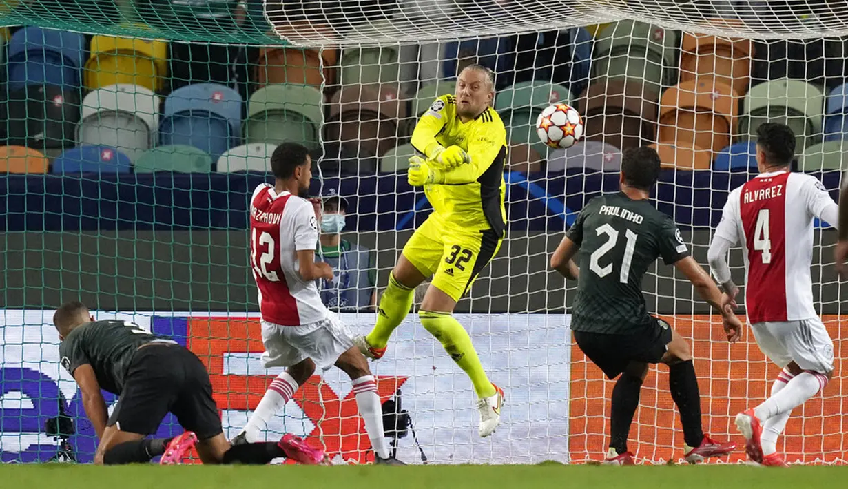 Penjaga gawang Ajax Remko Pasveer (tengah) melakukan penyelamatan saat melawan Sporting CP pada pertandingan Grup C Liga Champions di Stadion Alvalade, Lisbon, Portugal, Rabu (15/9/2021). Ajax menang 5-1. (AP Photo/Armando Franca)