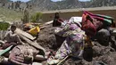 Anak-anak Afghanistan duduk di antara barang-barang mereka yang diselamatkan setelah gempa bumi di desa Gayan, di provinsi Paktika, Afghanistan, Jumat, 24 Juni 2022. Provinsi Paktika terkena dampak paling parah dan PBB berjuang keras untuk menyediakan tempat penampungan darurat serta bantuan makanan. (AP Photo/Ebrahim Nooroozi)