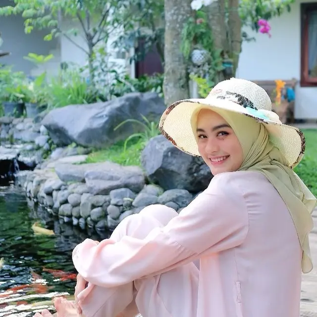 Berhijab dan Sudah Jadi Ibu, Ini 6 Potret Terbaru Riskha Fairunissa Eks JKT48