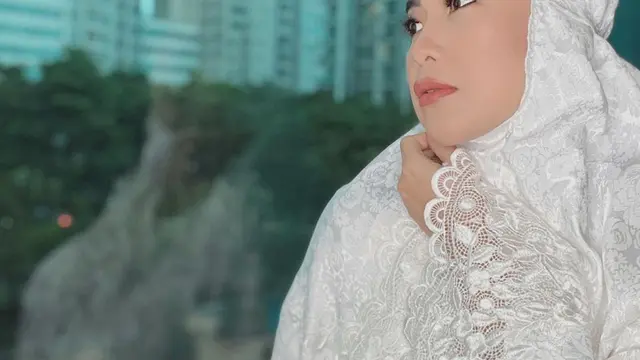 6 Potret Feni Rose saat Pakai Hijab, Disebut Makin Cantik
