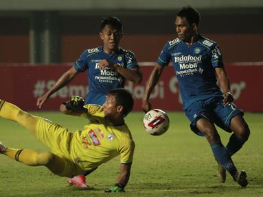 Frets Butuan terbilang lengkap sebagai pemain yang menghuni lini serang. Dia beroperasi di sisi kiri sayap Persib Bandung dan mampu memberikan pengaruh penting untuk timnya. (Foto: Bola.com/Ikhwan Yanuar)