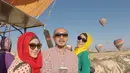 Citra Kirana terbang mengudara dengan balon udara di Cappadocia, Turki. Ia dan kerabatnya tampak menikmati suasana di ketinggian pasir Timur Tengah tersebut. (via instagram/@citraciki)