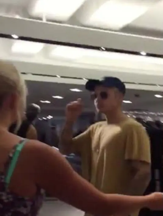 Dilansir dari Mirror, Senin (18/7/2016), Justin sedang berkunjung ke sebuah Mall. Seorang penggemar wanita menghampirinya dan meminta pelukan dari sang idola. Justin langsung menolak dan berkata tidak. (Twitter)
