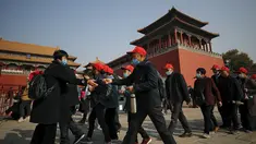 Turis mengenakan masker untuk mencegahn penyebaran virus corona hingga memasuki Kota Terlarang di Beijing (25/10/2020). Dengan wabah COVID-19 yang sebagian besar terkendali di dalam perbatasan China, rutinitas kehidupan sehari-hari yang normal telah mulai kembali untuk warganya. (AP Photo/Andy Wong)