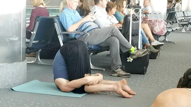 6 Kelakuan Antimainstream Saat di Bandara Ini Nyeleneh Banget