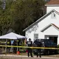 Petugas berjaga di lokasi penembakan massal di Gereja First Baptist, Texas, (5/11). Sekitar 50 orang saat itu menghadiri kebaktian, termasuk anak-anak, yang beberapa di antaranya masuk daftar korban tewas. (Nick Wagner/Austin American-Statesman via AP)
