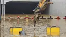 Hampir 400 petugas penyelamat, termasuk penyelam, sedang mencari terowongan di pusat kota Cheongju, di mana kendaraan, termasuk bus, dibanjiri banjir bandang. (South Korea National Fire Agency via AP)
