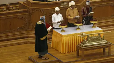 (Ki-ka) Wakil Presiden pertama, Myint Swe, Presiden Myanmar baru, Htin Kyaw dan Wakil Presiden kedua, Henry Van Thio saat acara pelantikan mereka di Gedung Parlemen, Naypyidaw, Rabu (30/3). (REUTERS/Soe Zeya Tun)