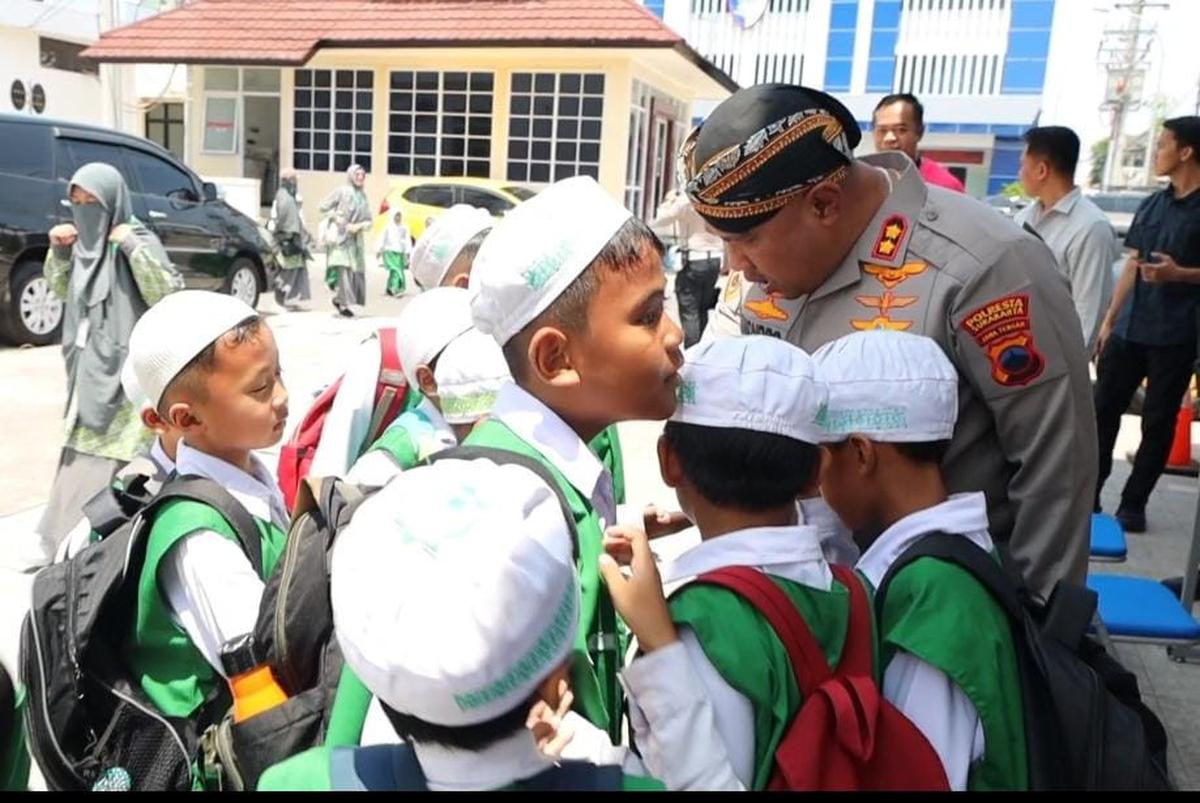 Momen akrab Kapolresta Surakarta AKBP Condro Sasongko bertemu anak-anak SD. (merdeka.com/arie sunaryo).