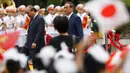 PM Jepang, Yoshihide Suga (kanan) bersama PM Vietnam, Nguyen Xuan Phuc saat upacara penyambutan tamu negara di Istana Kepresidenan, di Hanoi, Vietnam, Senin (19/10/2020). Yoshihide Suga melakukan kunjungan resmi ke Vietnam hingga 20 Oktober 2020. (Kham/Pool Photo via AP)