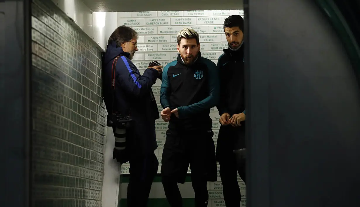 Penyerang Barcelona, Lionel Messi, bersiap mengikuti latihan jelang laga Liga Champions melawan Celtic.  Absennya Messi pada laga melawan Malaga diakibatkan oleh serangan virus. (Reuters/Lee Smith)