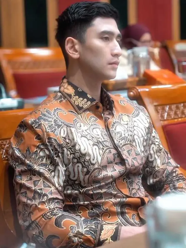 6 Model Batik Verrell Bramasta/Instagram @bramastavrl