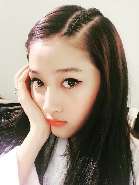 Wanita yang satu ini mengawali kariernya sebagai artis cilik di tahun 2003. Film perdana yang dibintanginya berjudul Nuan, dan menjadi seorang anak dari si karalkter utama. Selain itu, ia juga menjadi duta hewan liar. (Instagram/stronger917)