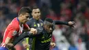 Gelandang Juventus, Blaise Matuidi berusaha melewati gelandang Atletico Madrid, Rodrigo Hernandez selama pertandingan 16 besar Liga Champions di stadion Wanda Metropolitano, Madrid (20/2). Atletico menang 2-0 atas Juventus. (AP Foto/Andrea Comas )