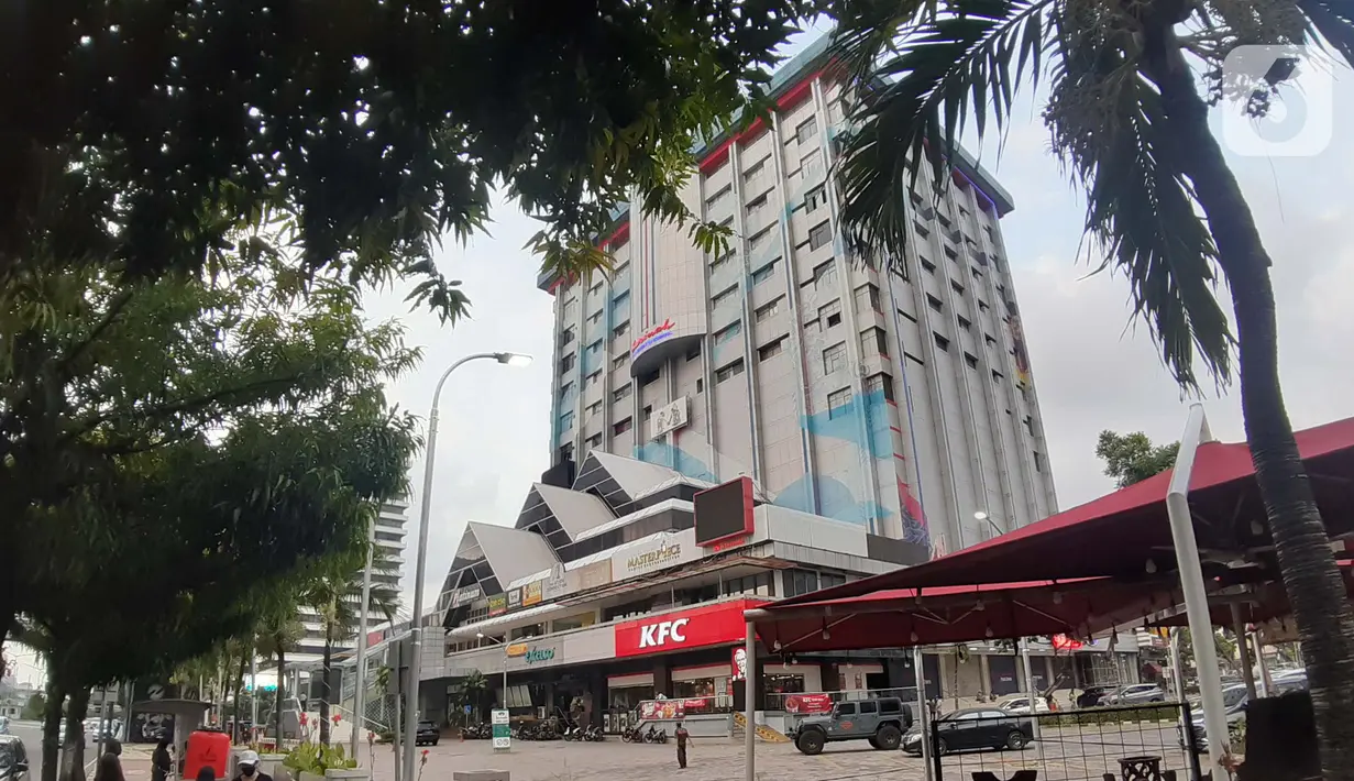 Pejalan kaki berjalan di trotoar sekitar Gedung Sarinah, Jalan MH Thamrin, Jakarta, Selasa (12/5/2020). Pembangunan Gedung Sarinah digagas oleh Presiden pertama RI, Ir Soekarno dan akan segera direnovasi dengan anggaran senilai Rp700 miliar pada Juni 2020. (Liputan6.com/Helmi Fithriansyah)