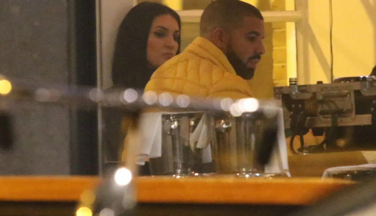 Usai Sophie mengaku dirinya hamil anak Drake, foto keduanya yang berada di Amsterdam 4 bulan sebelumnya pun muncul. (NY Daily News)