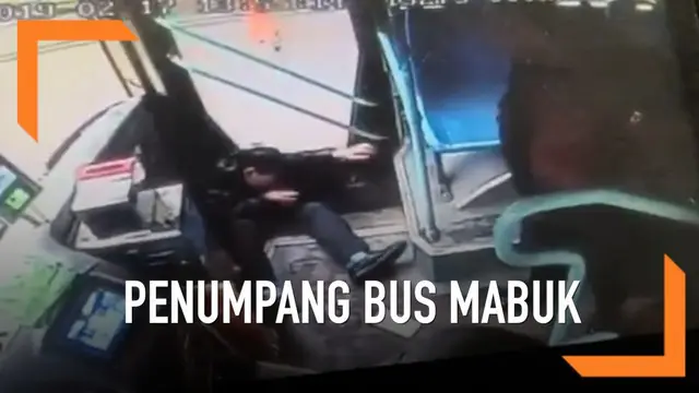 Seorang pria yang diduga mabuk memaki sopir bus karena menolak membayar tiket. Tiba-tiba salah saeorang penumpang menyerang pria tersebut.