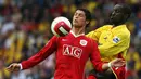 Gelandang Manchester United, Cristiano Ronaldo, duel udara dengan bek Watford, Chris Powell, pada laga Premier League di Stadion Vicarage Road, Watford, Sabtu (26/8/2006). (AFP/Adrian Dennis)