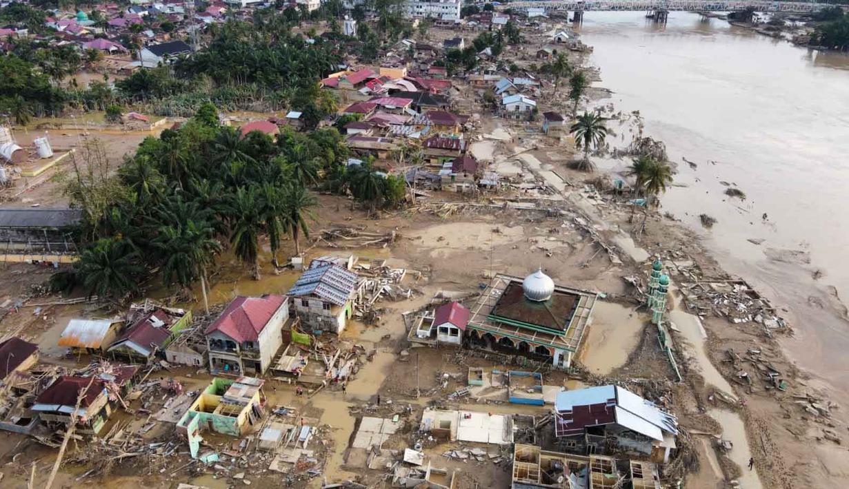 Sementara untuk warga mengungsi mencapai 71.242 kepala keluarga atau 284.072 jiwa. Tampak foto udara yang diambil menggunakan drone ini menunjukkan wilayah yang terdampak banjir bandang di Aceh Tamiang, Pulau Sumatra, Kamis 4 Desember 2025. (AP Photo/Binsar Bakkara)
