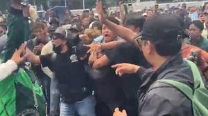 Pria Berhelm Diamuk Massa Demo DPR, Dituding Provokator dan Bawa Golok