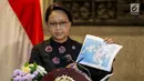 Menlu RI, Retno Marsudi menunjuk peta sambil menjelaskan perkembangan WNI yang terjebak operasi militer Marawi, Filipina di Jakarta, Selasa (30/5). Menlu Retno juga mendapat informasi bahwa keadaan 16 WNI itu baik-baik saja. (Liputan6.com/Faizal Fanani)
