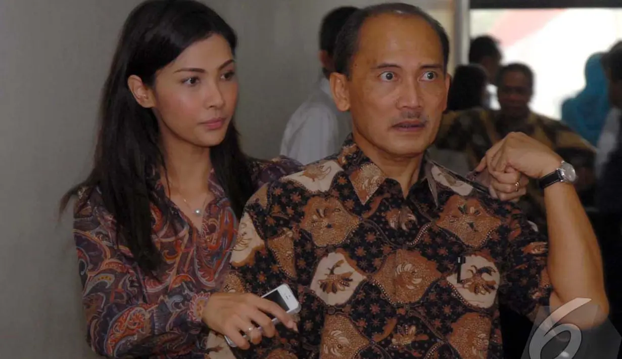 Nadya Mulya terus menemani ayahnya yang akan mendengarkan putusan hakim tentang perkara yang tengah dialami oleh ayahnya, Pengadilan Tipikor, Jakarta, Rabu (16/7/2014) (Liputan6.com/Miftahul Hayat)